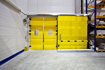 Gelbes Schiebetor in einem Kühllager, welches von plattenhardt+Wirth gebaut bzw. hergestellt wurde. Dieses dient auch dem Tiefkühllager als Abschluss in einem Kühlraum.