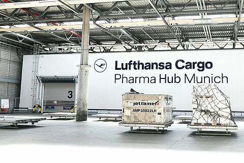 Lufthansa Cargo, Pharma Hub Munich/München hergestellt von Plattenhardt+Wirth GmbH zur Lagerung von Medizin/Impfstoffen und pharmazeutische Produkte. Die Lagerung der Kühlkette ist ausschlaggeben für die Haltbarkeit des medizinischen Produktes.