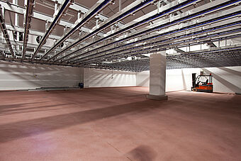 Cold storage with a suspended ceiling and a support with a red floor from Plattenhardt + Wirth, who built it.